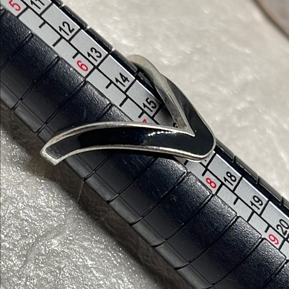 Silver tone and Black enamel V Geometric Ring - Picture 6 of 8